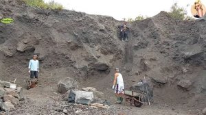 Строительство, шахтёры добывают песок в карьере
