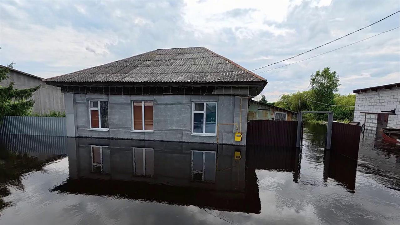 В Свердловской области еще на двое суток продлено штормовое предупреждение. смотреть онлайн