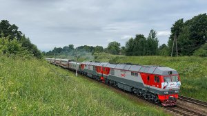 Тепловозы ТЭП70БС-378 и 378 с «Поездом Памяти» на перегоне, июнь 2026 года