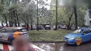 Пенсионерка из Москвы впустила ребенка попить воды и лишилась 27 тысяч рублей.