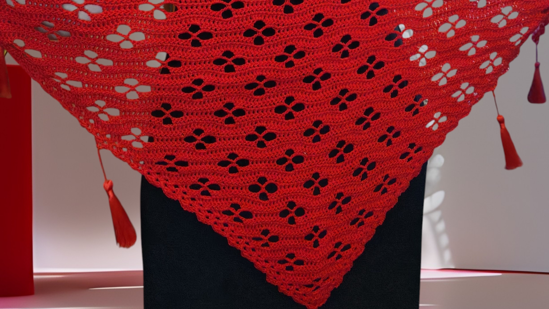 Красная шаль с кисточками🧣
