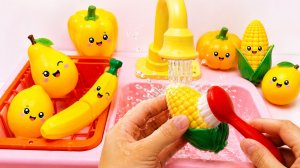 Моем жёлтые фрукты и овощи 🍋🌽 Учим цвета для детей | Развивающее видео