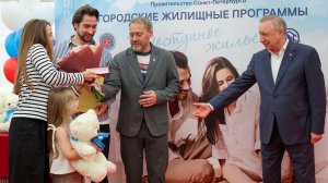 Молодые семьи получили жилье в историческом доме в Санкт-Петербурге