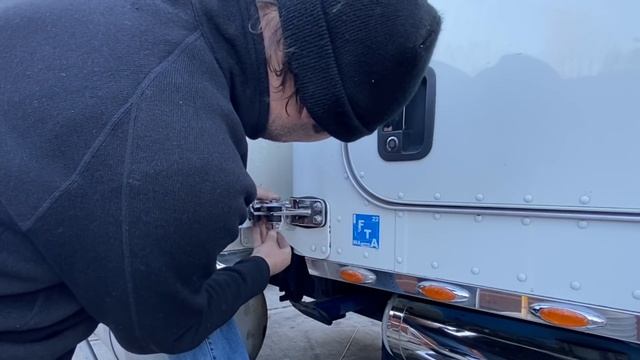 Установка восьми дюймовых труб Часть одын Peterbilt 389 Getting some pipes смотреть онлайн