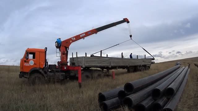 КамАЗ-манипулятор работает с трубами! Ведётся газопровод смотреть онлайн