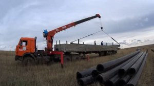 КамАЗ-манипулятор работает с трубами! Ведётся газопровод