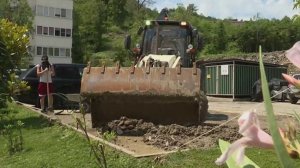 С улиц Сочи убирают поваленные деревья и мусор после ночного ливня