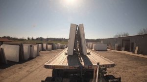 разгрузка с гранитом как всегда не подвела В своем репертуаре￼ Peterbilt 389￼