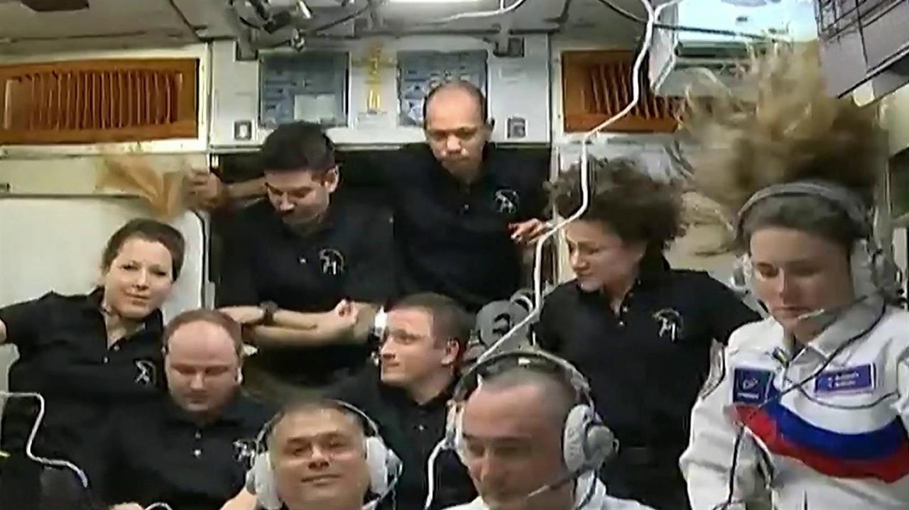 Космонавты Петр Дубров и Анна Кикина и астронавт Анил Менон перешли на МКС. смотреть онлайн
