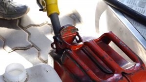 НА КРАСНОЯРСКИХ АЗС ЗАПРЕТИЛИ ПРОДАВАТЬ БЕНЗИН В КАНИСТРЫ