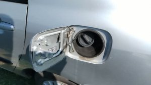 Как снять лючок бензобака на заклепках и установить его  обратно на болты Toyota