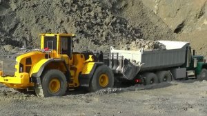 RC машинки ГРУЗОВИКИ УТОНУЛИ в Глубокой Воде! 🚜 Мощный Погрузчик спасает машины