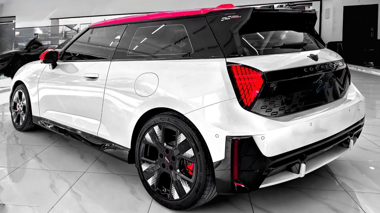 MINI John Cooper Works 2Doors 2026 года — интерьер и экстерьер смотреть онлайн
