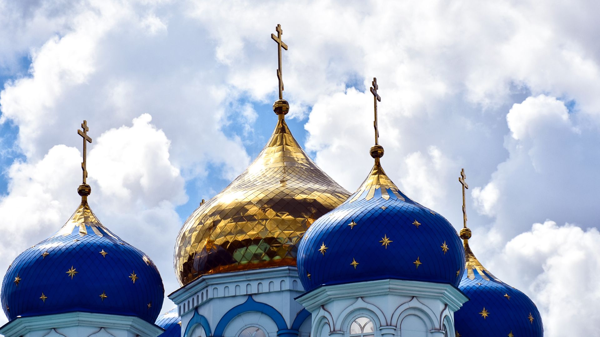 Наши прихожане после праздничной службы, посвященной апостолам Петру и Павлу, 20.07.2023 г.