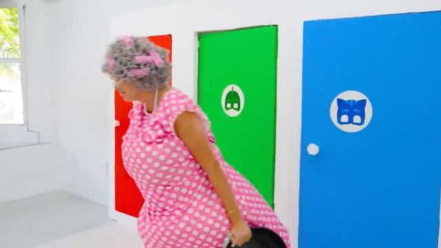 Крис наряжается в костюмы и помогает маме - Детские истории с игрушками смотреть онлайн