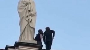 В Петербурге два малолетних руфера забрались в 4 утра на крышу Зимнего дворца.