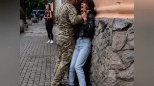 Агитация во Львове. Те же самые людоловы, которые вчера деваху душили, сегодня раздают листовки