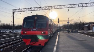 Электропоезд ЭД4М-0371 на ст.Кушелевка, март 2022 года
