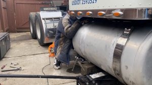 Установка восьми дюймовых труб Часть 2 Peterbilt 389 Getting some pipes