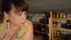 Ревизия запасов. Уборка закромов. Забота мужа. Крыша на качели из натяжного потолка. Вкусный ужин.