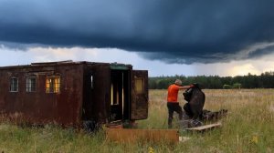 Мужчина превратил заброшенный полевой трейлер в уютный дом в дикой природе