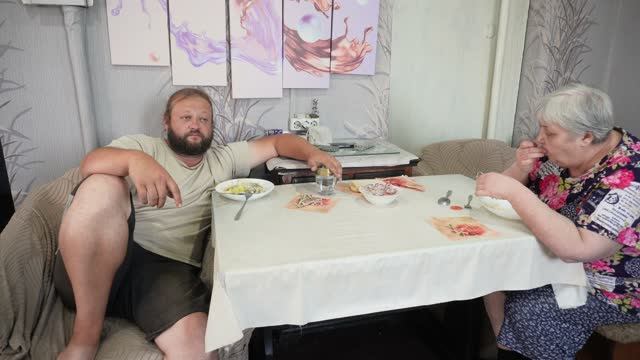 Всё дорожает надо покупать Мысли сына и мамы на вкусном рыбном обеде ПОДВАЛ ИЛЬИЧА смотреть онлайн