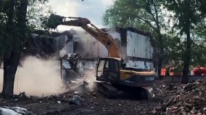 В КРАСНОЯРСКЕ ПРОДОЛЖАЮТ СНОСИТЬ АВАРИЙНЫЕ ДОМА