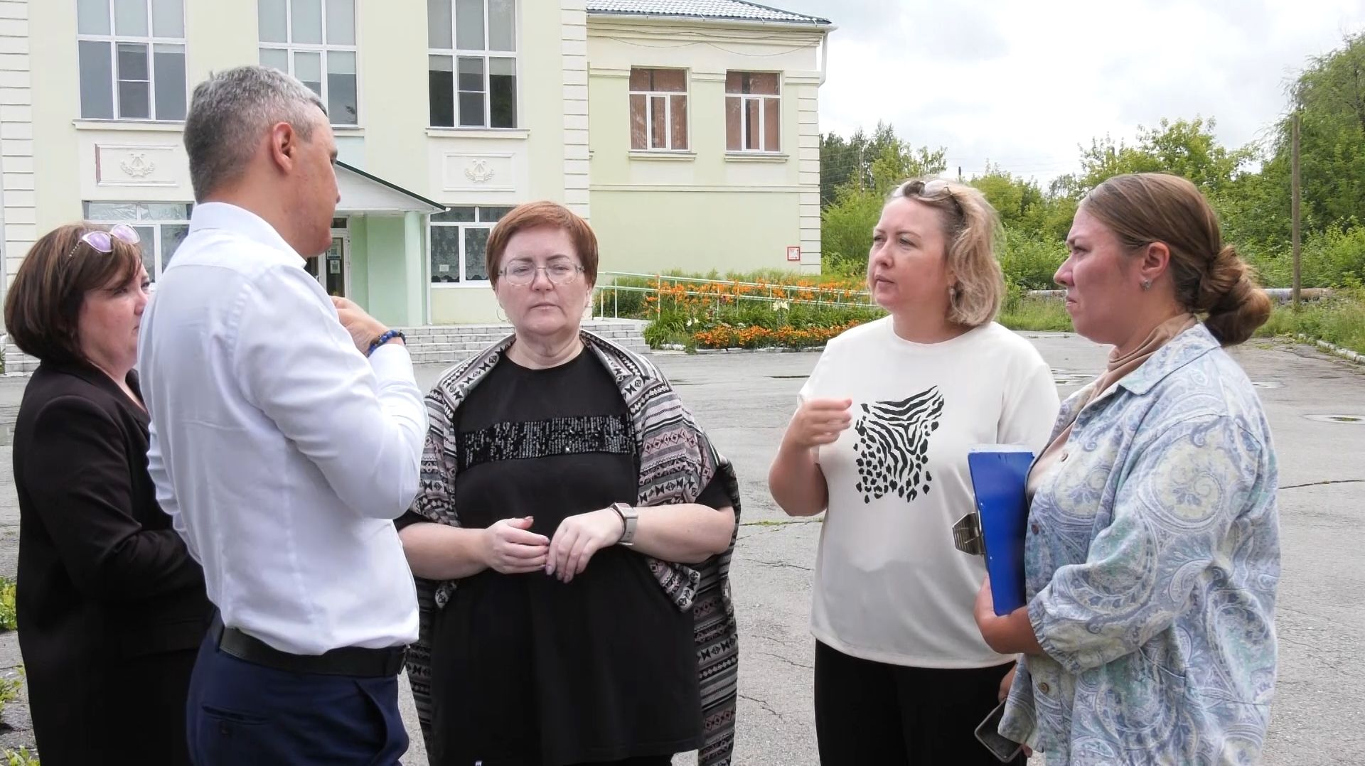 В поселке Октябрьском благоустроили сквер