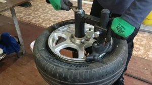 lсамодельный шиномонтажный станок с самодельной пластиковой лапой.