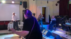 «Счастье в руки не поймаешь» Исполняет кавер-группа «ВИА -70х». Танцевальная вечеринка.