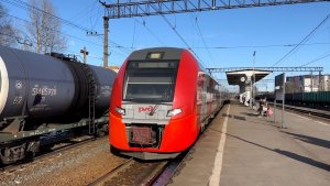 Электропоезд «Ласточка» ЭС2Г-126 на ст.Кушелевка, март 2022 года