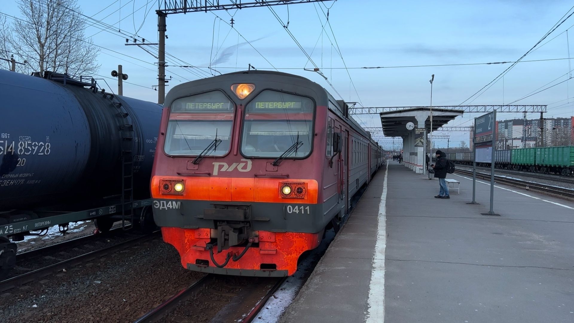 Электропоезд ЭД4М-0411 на ст.Кушелевка, март 2022 года смотреть онлайн
