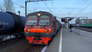 Электропоезд ЭД4М-0411 на ст.Кушелевка, март 2022 года