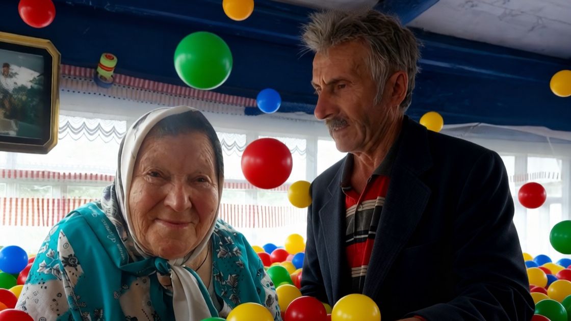 ПРОДОЛЖЕНИЯ ЮБИЛЕЯ ЗОЛОТУШКИ. РУБЯТ БОБЛО НА БАБУШКЕ. смотреть онлайн