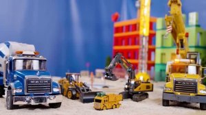 Игрушечный кран на строительной площадке! 🏗️💥И другие игрушки для детей