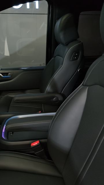 минивэн Hyundai Staria Lounge черная на черном