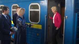 Фон дер Ляйен пришлось прятаться в подвале во время визита в Киев, пишет Euroactiv.

«Сирены тревоги