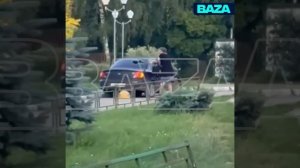 Синячка с огромным топором атаковала машины в Балабаново Калужской области. Разбиты до 10 авто