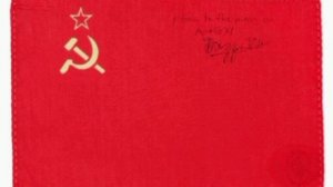 Побывавший на Луне советский флаг продали в США за $80 тысяч.

В июле 1969 года красный стяг с симво