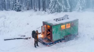 Забытый прицеп стал уютным убежищем в лесу | От начала до конца