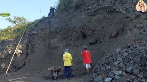Строительство, шахтёры добывают песок в карьере