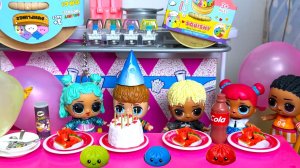 ДЕНЬ РОЖДЕНИЯ🥳🥳 В ЛАГЕРЕ🎁🎁 куклы ЛОЛ сюрприз смешные истории мультики сквиши игрушки Даринелка