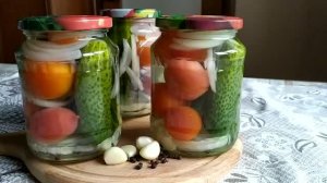 Рецепт .Маринуем ассорти помидорчиков и огурцов с луком.