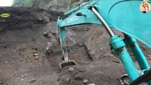 Строительство, экскаватор копает песок