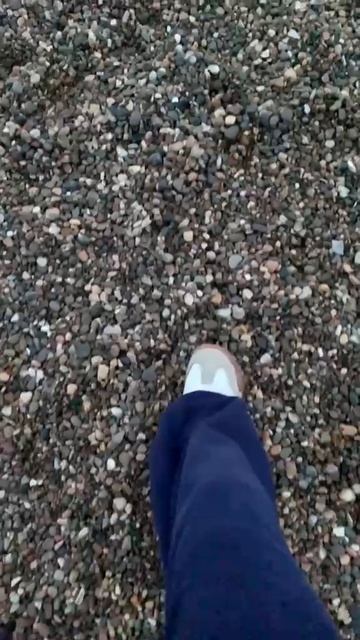 КАМНИ ПОД НОГАМИ В ЗАМЕДЛЕННОЙ СЪЁМКЕ очень расслабляющий звук 😴 смотреть онлайн