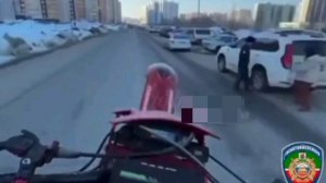 Подросток на питбайке сбил полицейского в Казани.

В СК рассказали, что несовершеннолетний выехал на