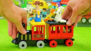 Экскаватор чинит дорогу! 🚜 И другие приключения игрушек для детей