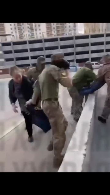 Забрызгали женщину баллончиком.