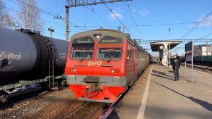 «Встреча» Электропоезда ЭД4М-0385 и ЭТ2М-049 на ст.Кушелевка, март 2022 года