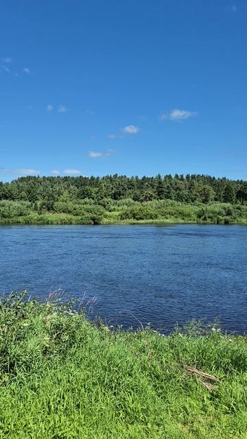 Синяя река в ветреный день